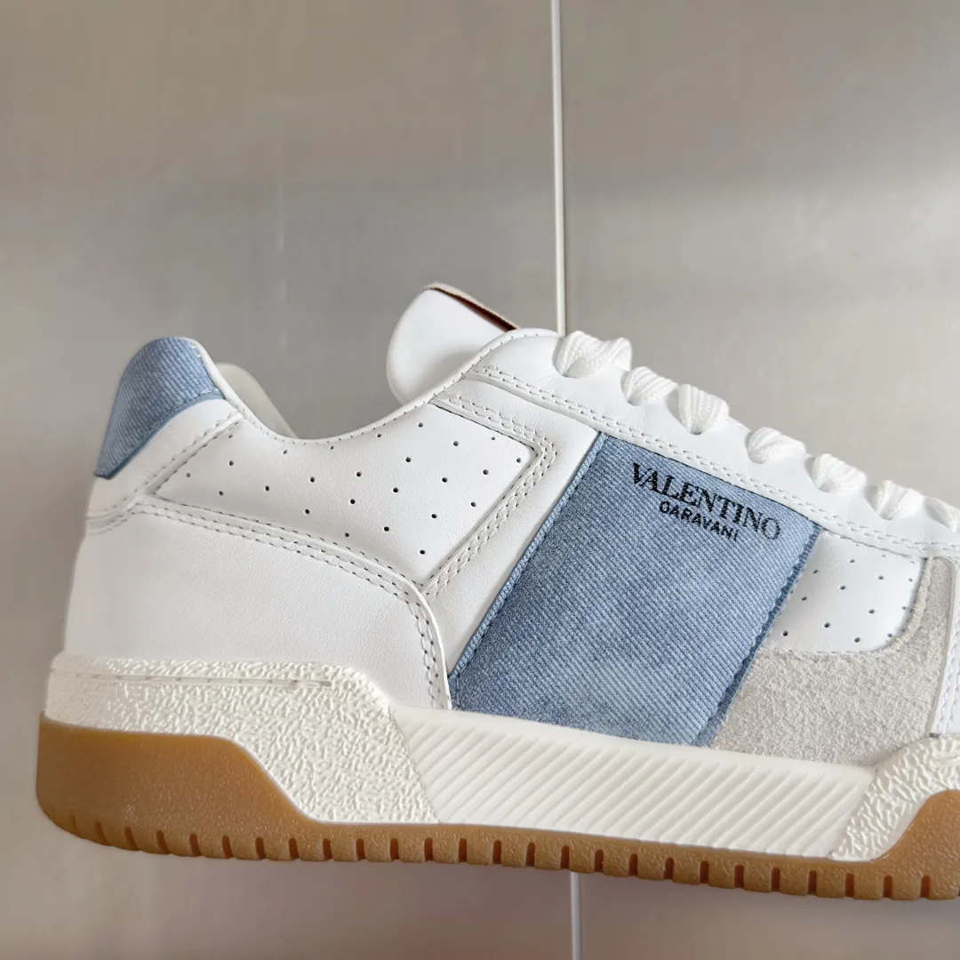[Valentino] P: 800💰 Couple model, size: ▪️Size: Women's model 35-40 / Men's model 39-44 (45 customized) Valentino Valentino Couple model Joie de Jouer series Velcro Thick sole Bread shoes Couple model Casual sports shoes White shoes Original purchase and development Production Joie de Jouer series The style is simple but not out of style. The pure white base is paired with fresh green and soft beige, and the unique Velcro design highlights your personality. Every detail tells the fashion and quality. Wear it, take a confident step, and start the fashion journey. Exquisite packaging at the delivery counter🛍📦 ▪️Fabrics: Original custom imported first-layer cowhide ▪️Inner lining: Original custom-made soft sheepskin lining ▪️Outsole: Original open-molded anti-slip TPU material ▪️Sole thickness: 3.5CM